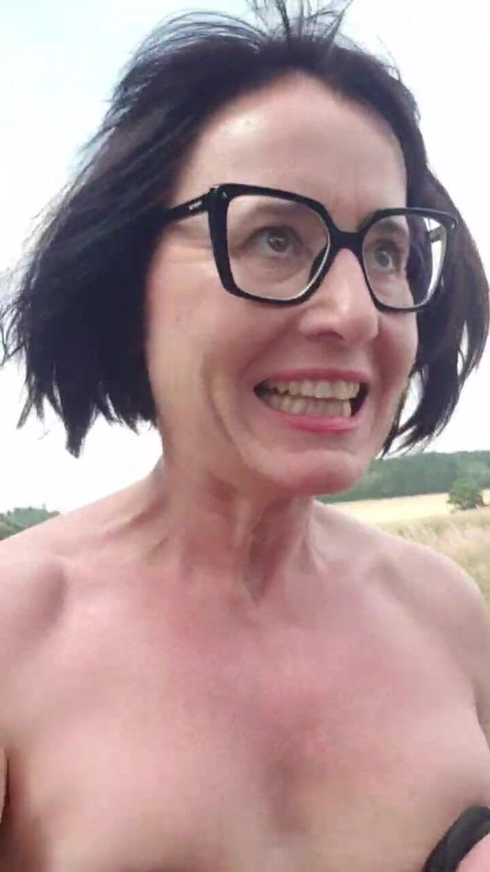 JulieEroticDress: Stříkání venku na parkovišti