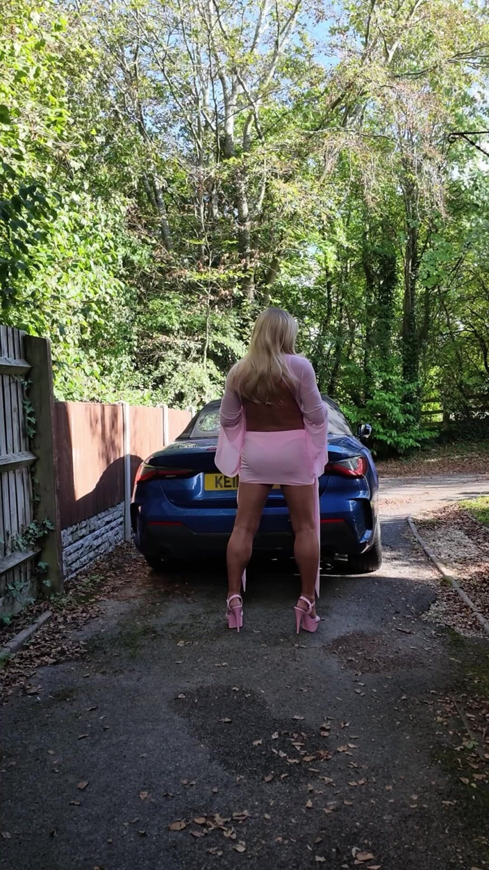 Kellycd2022: Crossdresser sexy Kellycd2022 în ținuta mea roz sexy și tocuri