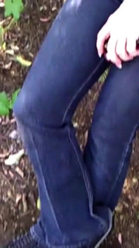 Elle suce une bite noire dans les buissons