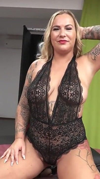 Vedeta germană Kira Knight și Alina4you într-un alt sex în patru