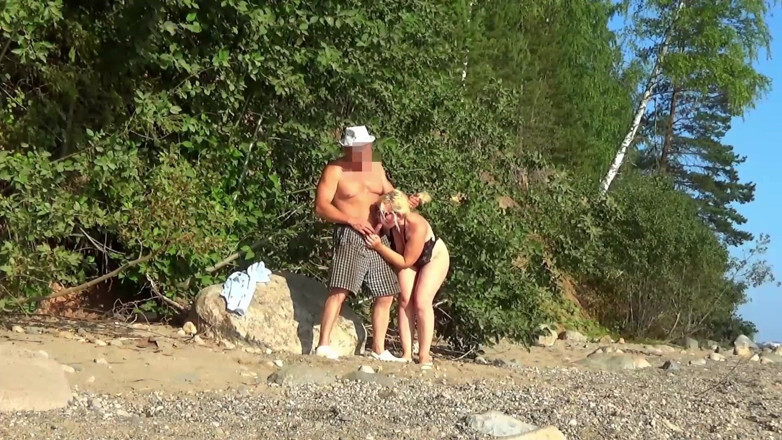 StrongSrg: Seksowna MILF na wybrzeżu