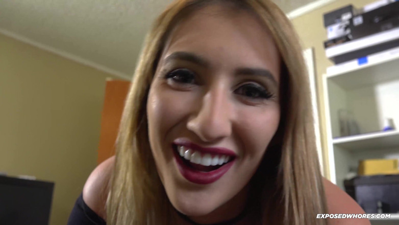 Exposed Whores Media: Una calda studentessa prende la verginità del nerd