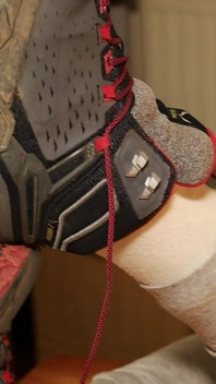 Calzini bianchi sporchi e scarpe da escursioni - Rimozione lenta di sneaker, Provocante calzino e gioco del piede