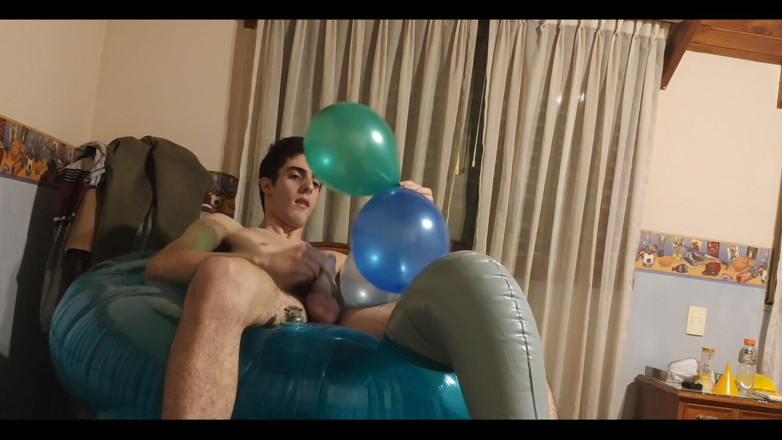 Floatie Boy: Far esplodere i palloncini della festa sul mio unicorno gonfiabile...
