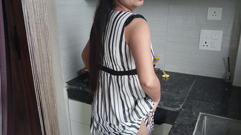 Saarabhabhi6: Хардкорный горячий секс сексуальной индийской сводной сестры с ее сводным братом на кухне