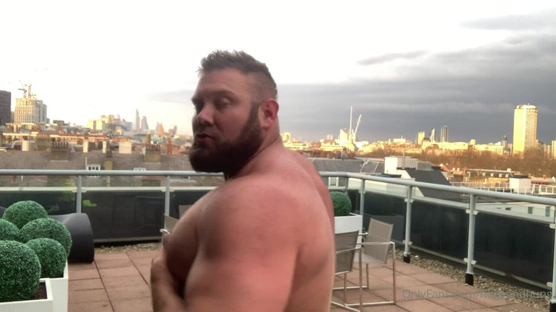 Jack stacked: 建筑工铁弯曲肌肉弯曲和测量