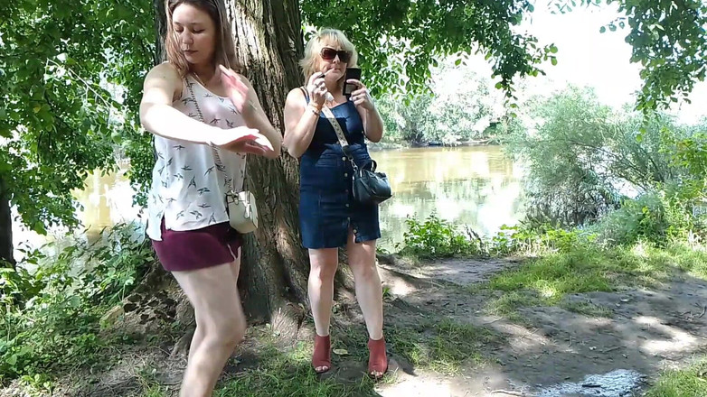 Assol: Twee meisjes stopten aan de kant van de weg om...