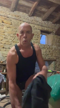 Îmi beau urina și mănânc sperma