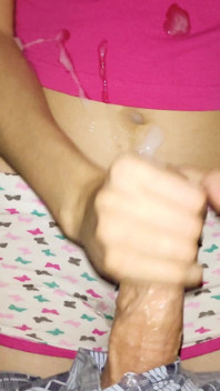 Milasha Ponri et son branlette parfaite avec une grosse partie de sperme sur le ventre et son short