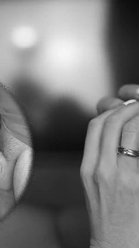 Orta yaşlı seksi kadın catwoman büyük bir yarak emiyor ve dölü yutuyor ve sonra çifte görünümde ellerinden yalıyor