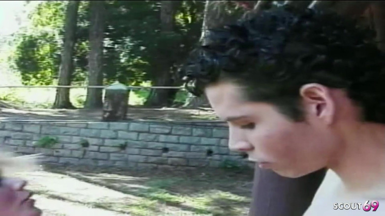 Shemale TS Collection: 太いチンポを持つ痩せた男の子が屋外でブロンドのニューハーフのアナルをファックする