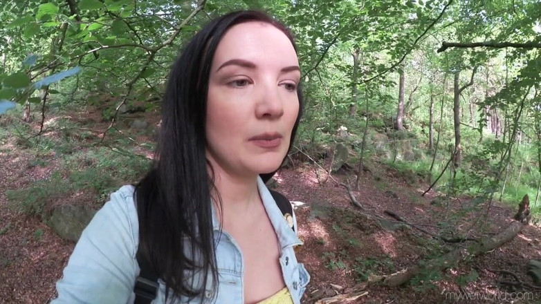 Faye Taylor: Ormanda işemek için çaresiz 2