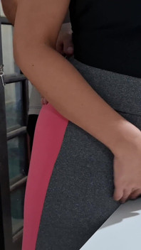 ช่วยตัวเองหีอูฐบนโต๊ะ มีเพื่อนบ้านมาช่วย