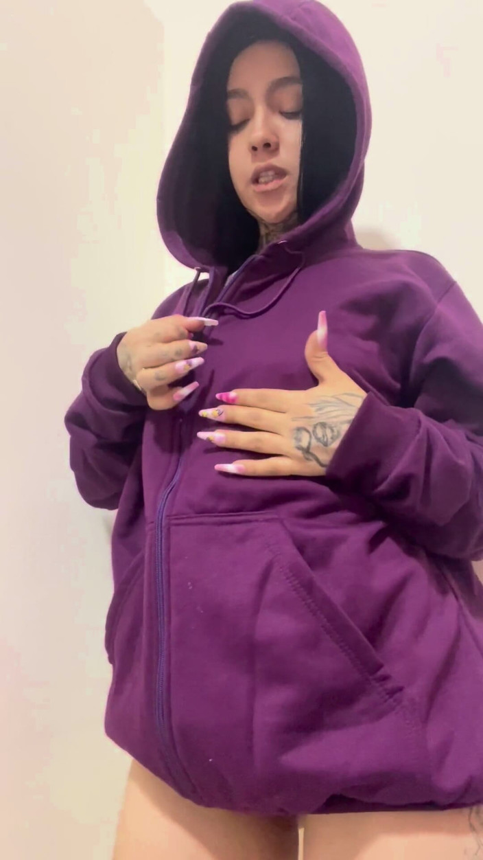 Dalyla: Miluji se sama sebe dotýkat a sát to, můj nevlastní...