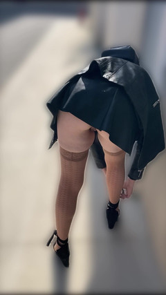Lady Oups: Lady Oups turistická návštěva v mikro kožené sukni žádné kalhotky a...
