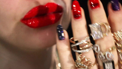 Goddess Misha Goldy: Fétiche du rouge à lèvres , bijoux et ongles
