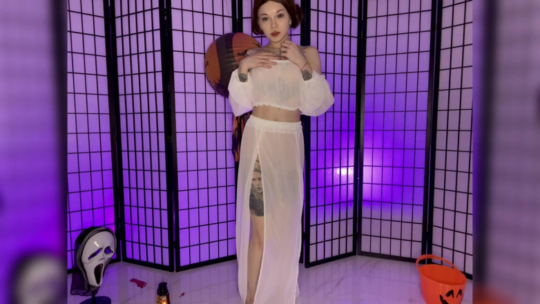 Karneli Bandi: Princess Leia Stripteasing and Fingering Both Holes for You
