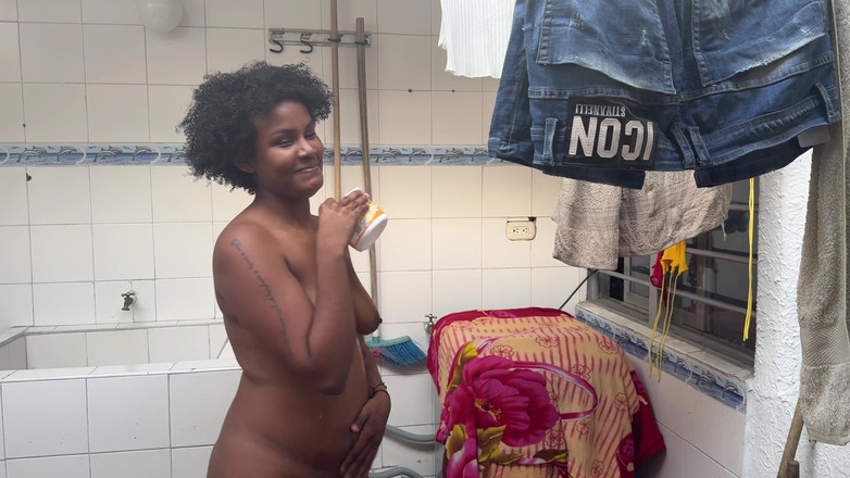 katyJay: 내 큰 엉덩이 새엄마는 목욕을 도와주고 우리는 결국 풍부한 쓰리섬을 하게 된다.