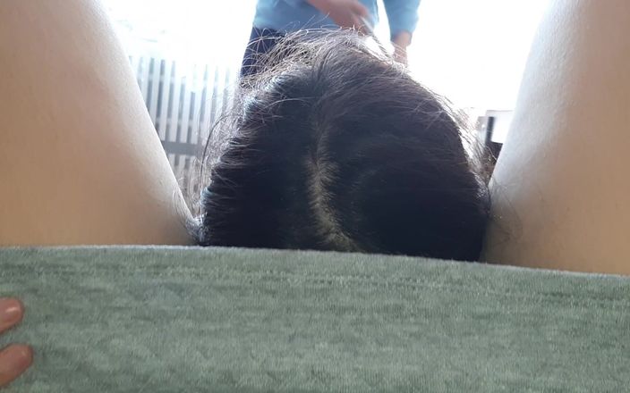 Lesbian-illusion: 彼女のお母さんが床を洗っている間、彼女は私のオマンコをリスキリ舐めます