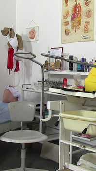 Cam-aufnahme von natürlicher großer vollbusiger stiefmutter-gynäkologie-untersuchung