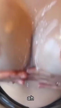 JOI Latex mit großen Brüsten Sperma auf Brüsten
