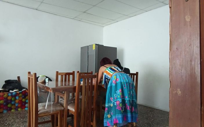 Goky: Грешная горничная раздвигает свою хорошенькую киску
