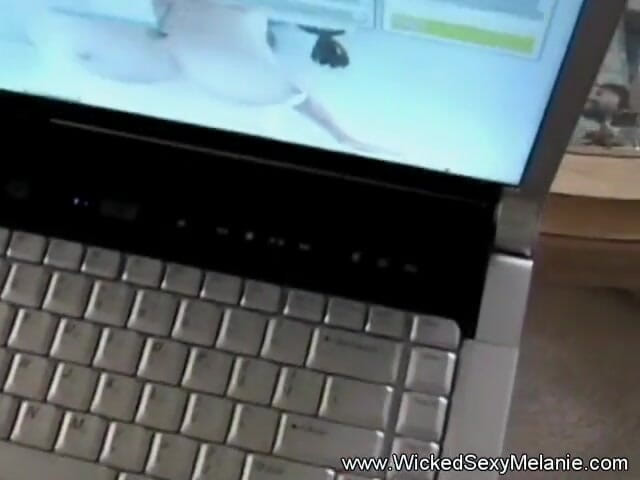 Wicked Sexy Melanie: Une blonde à forte poitrine se fait prendre en levrette sur...