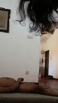 Üvey kız kardeş üvey erkek kardeşiyle eğleniyor