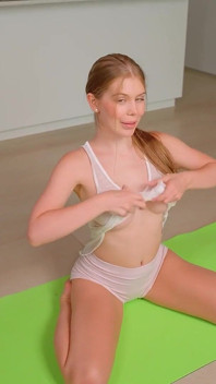 Le petit Ange transforme sa forme physique en sexe et se fait éjaculer sur le cul