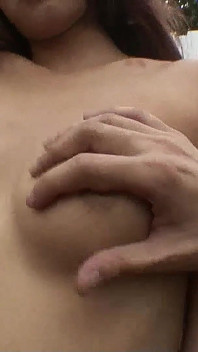 Teen sexy colleggiale giapponese scopata all'aperto nella figa pelosa