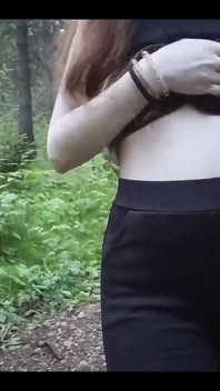 Risicovolle solo naaktheid in het bos