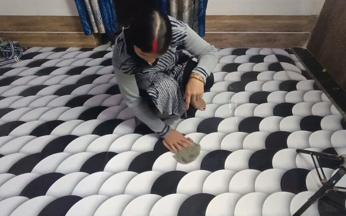 Pyaripooja22: सुंदर नौकरानी कमरे की सफाई करने आई तो मालिक ने उसे पकड़ लिया और उसे चोदा।