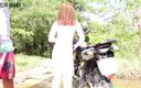 Marcio baiano: 개울에서 오토바이를 씻는 데 도움을 준 남자에게 후장을 두 번 따먹히는 금발 소녀