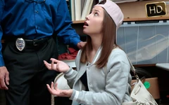 詐欺師は検索され、叩かれました