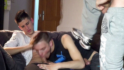 French Twinks Amator videos: Kevin ošukaná 2 zvědavými chlapci
