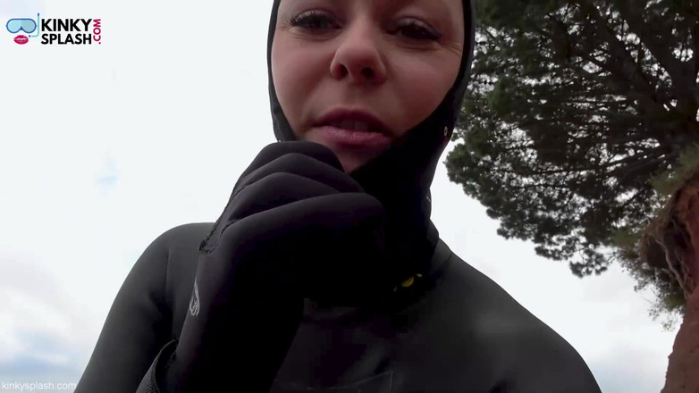 UKCuteGirl: Wetsuit Giantess Lagi Asik Muasin Memeknya Pakai Mainan Seks Favoritnya