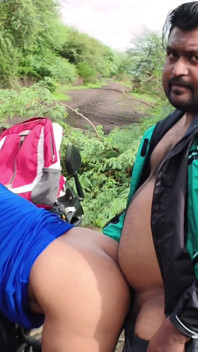 Desi indiana marathi kavita Bhabhi (Vahini) scopa all'aperto nella giungla a pecorina con abito sexy blu e pompino sporco
