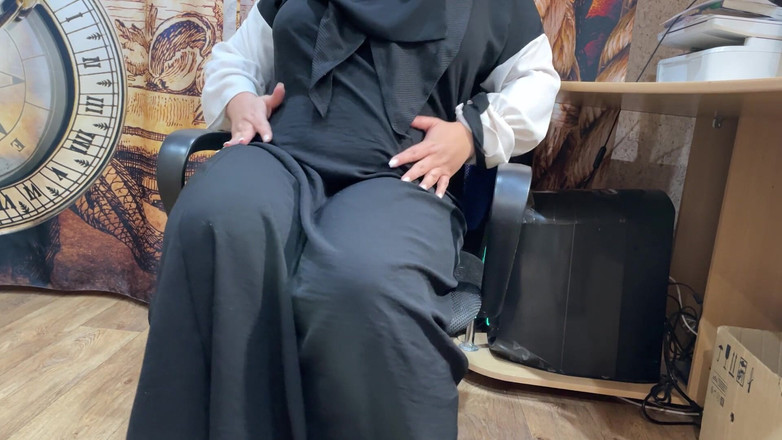 Lux Eva: Porno kijken en Arabische milf masturberen
