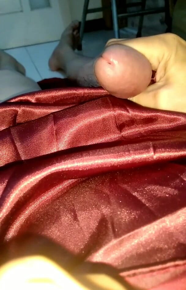 Naomisinka: Du sperme pulsatille dans une longue robe en satin rouge