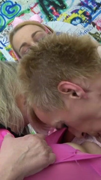 2 babičky chtějí ošukat svou nevlastní neteř připínákem