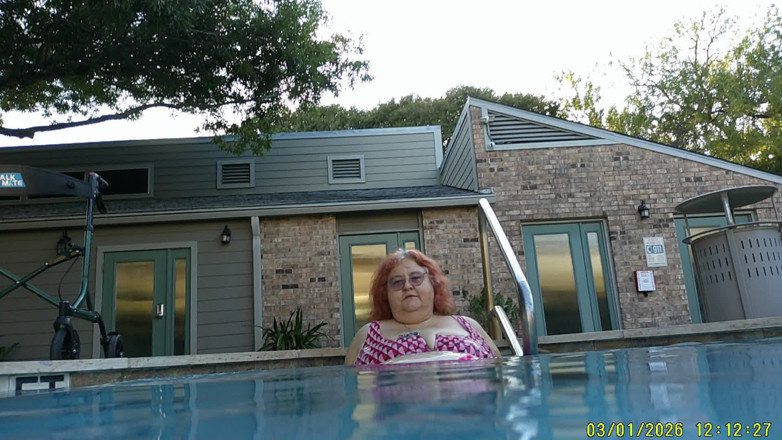 BBW nurse Vicki adventures with friends: Jururawat cantik vicki menunjuk-nunjukkan kasut airnya