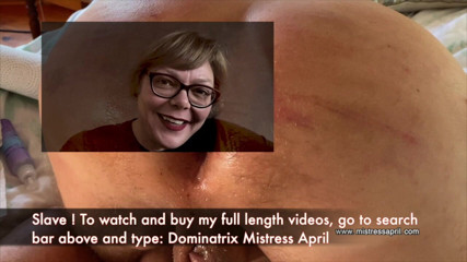 Mistress April: April, maîtresse dominatrice, s'enfile un énorme gode dans le cul