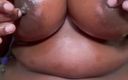 Nasty_hotbabe: Une black à gros nichons huile ses seins et masse des...