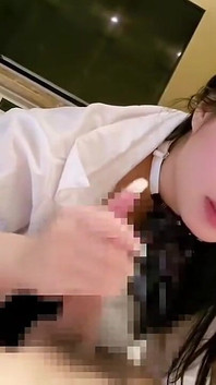 她初次体验时的害羞显露无遗，E杯美人化为甜美而强烈的兴奋