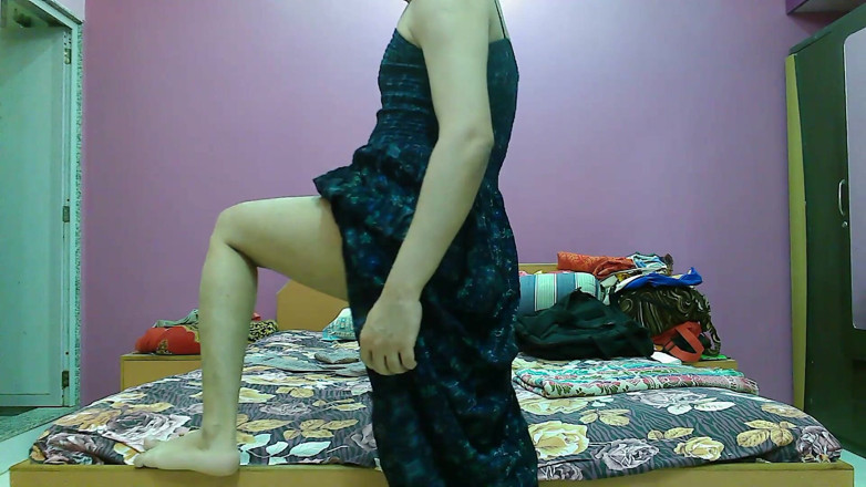 Cute & Nude Crossdresser: Travestit efeminat sexy Femboy Sweet Lollipop într-o rochie lungă.