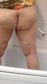 Jen Is Peeing in the Bathtub