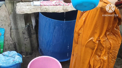 Anita yadav: भारतीय घर पत्नी बाहर नहा रही है