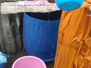 Anit studio: Indyjska żona domowa kąpiel na zewnątrz