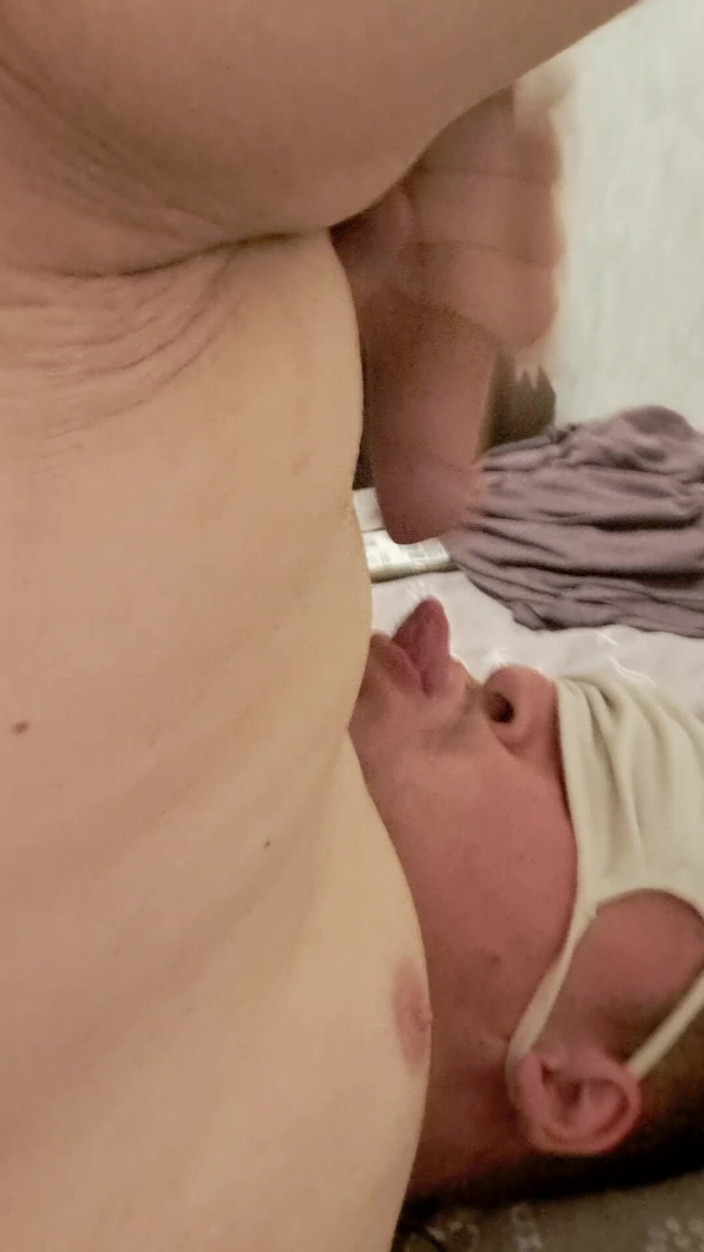 Oniasura: Mă sug, mă fac să ejaculez pe față și îmi mănânc sperma