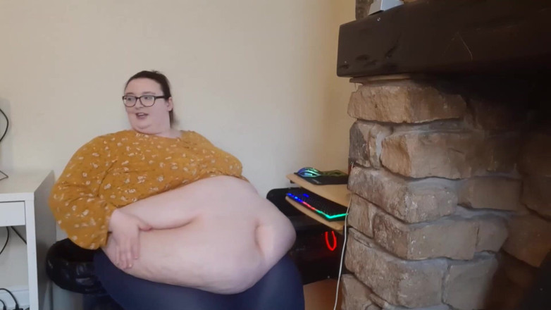 SSBBWLadyBrads: Fat girl office struggles